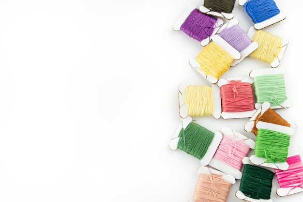 Kolorowe nici i haft